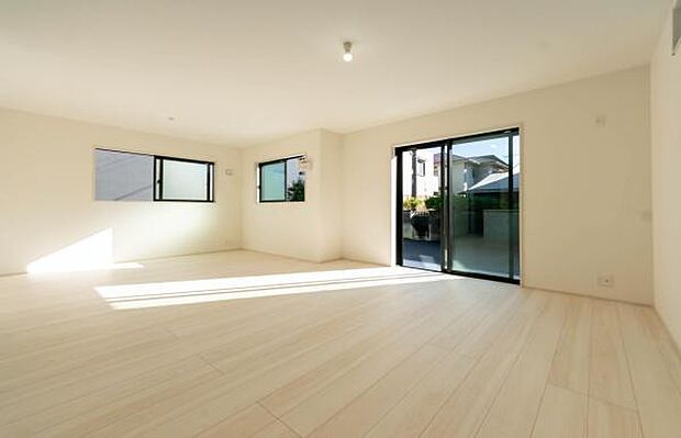 「家族が大好きなリビング」みんなが集まる広いリビング。みんなが大好きなリビングで家族団らん。みんなが集まるからこそ、一層の開放感を手にする素敵な住まい。