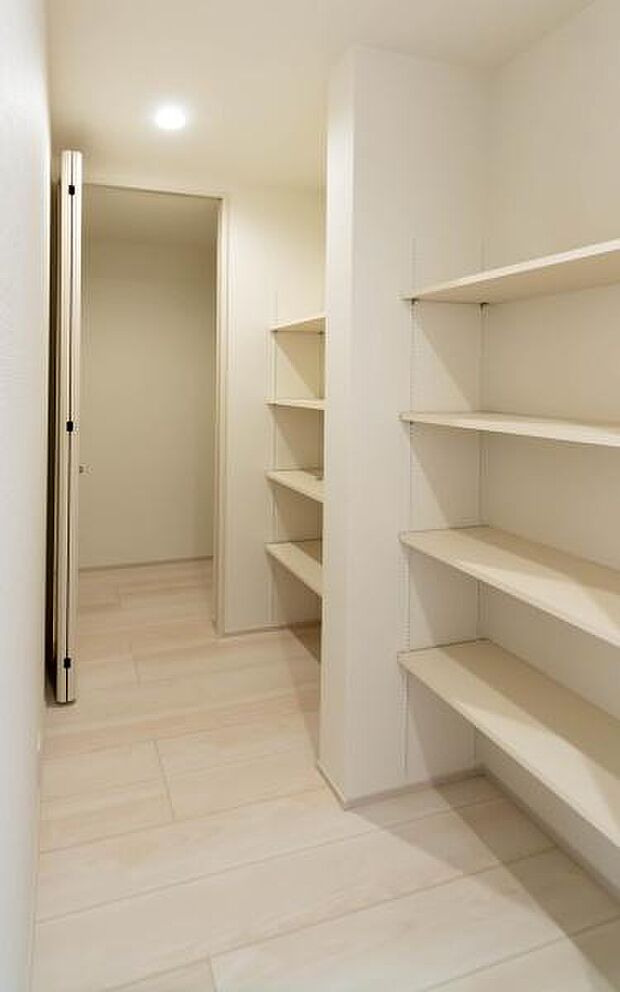 「人気のキッチンパントリー付き」お料理道具の収納に便利な広々としたキッチンパントリー。