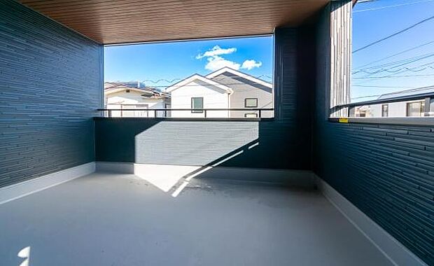 「清々しいバルコニー」広々としたバルコニーは陽当たりはもちろん、解放感や眺望も楽しめます。碧空を満喫し心が透きとおる。癒される心地よい空間。