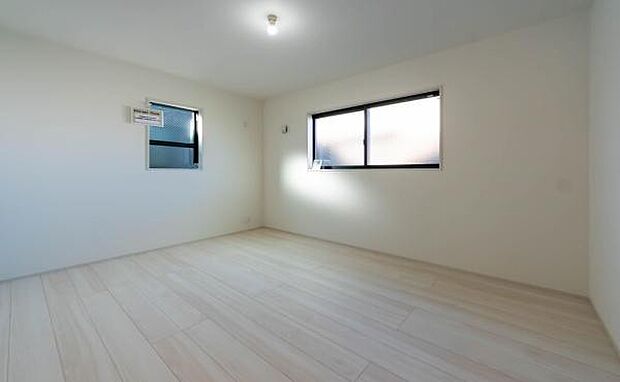 「陽の恵み」　爽やかな陽ざしを感じられる日当たりの良い洋室早起き爽やか、元気な一日に大切な陽の恵み※家具はAIにより削除しております。