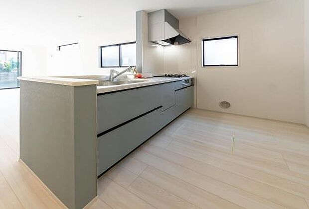 「全体を見渡せる安心感」家族の会話が弾む奥様に人気の高いカウンターキッチン、料理しながらお子様の様子の確認ができ移動しやすい広いキッチンスペースです。