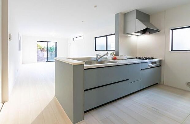 「全体を見渡せる安心感」家族の会話が弾む奥様に人気の高いカウンターキッチン、料理しながらお子様の様子の確認ができ移動しやすい広いキッチンスペースです。