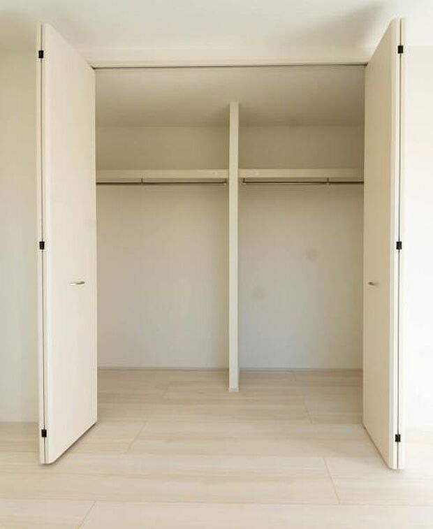 天井まで伸びる収納嬉しい収納力の高いクローゼット付き。天井付近までしっかりと収納ができる使い勝手の良いクローゼット。