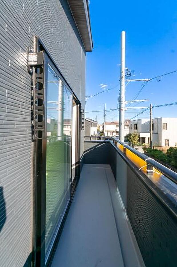 「清々しいバルコニー」広々としたバルコニーは陽当たりはもちろん、解放感や眺望も楽しめます。碧空を満喫し心が透きとおる。癒される心地よい空間。