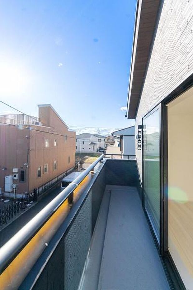 「清々しいバルコニー」広々としたバルコニーは陽当たりはもちろん、解放感や眺望も楽しめます。碧空を満喫し心が透きとおる。癒される心地よい空間。