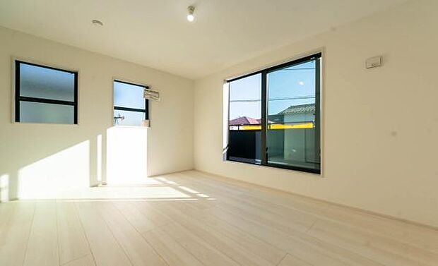 「陽の恵み」　爽やかな陽ざしを感じられる日当たりの良い洋室早起き爽やか、元気な一日に大切な陽の恵み※家具はAIにより削除しております。