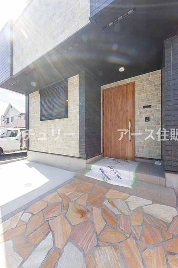 「おかえり」と「いってらっしゃい」を優しく包み込む、明るく広々とした玄関。家族の毎日が、ここから気持ちよく始まります。