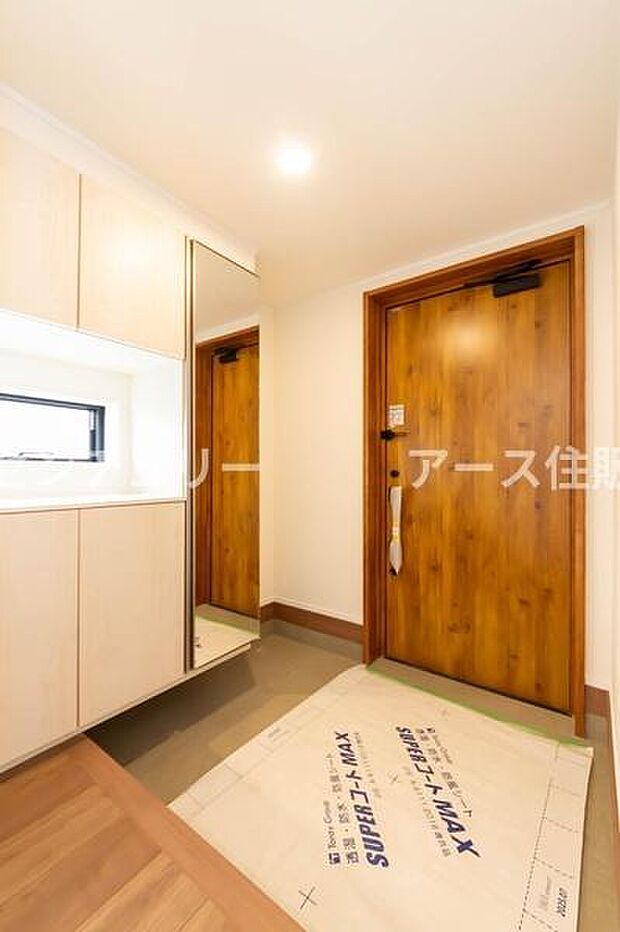 「おかえり」と「いってらっしゃい」を優しく包み込む、明るく広々とした玄関。家族の毎日が、ここから気持ちよく始まります。