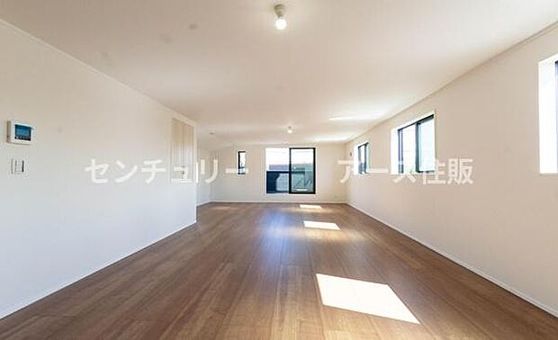 「家族が大好きなリビング」みんなが集まる広いリビング。みんなが大好きなリビングで家族団らん。みんなが集まるからこそ、一層の開放感を手にする素敵な住まい。