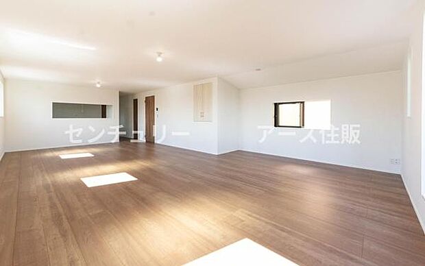 「家族が大好きなリビング」みんなが集まる広いリビング。みんなが大好きなリビングで家族団らん。みんなが集まるからこそ、一層の開放感を手にする素敵な住まい。