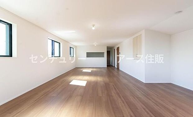 たっぷりの陽光と家族の笑顔が主役のリビング。 どこにいても明るく、家族の温もりを感じられる。新しい暮らしが楽しみになる空間です