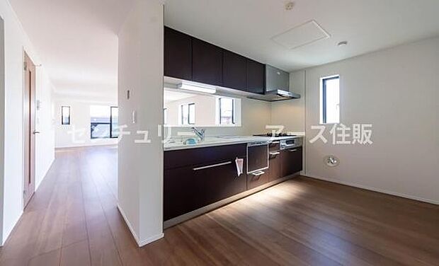 「全体を見渡せる安心感」家族の会話が弾む奥様に人気の高いカウンターキッチン、料理しながらお子様の様子の確認ができ移動しやすい広いキッチンスペースです。