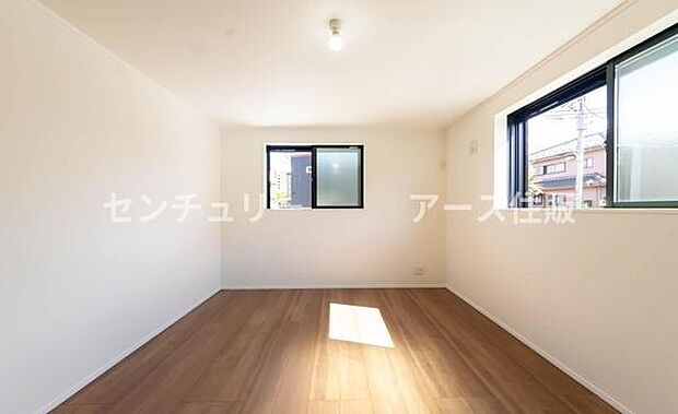 どの部屋も明るい光が差し込む心地よい空間。家族の成長に合わせて、子供部屋や書斎など自由に彩れます。