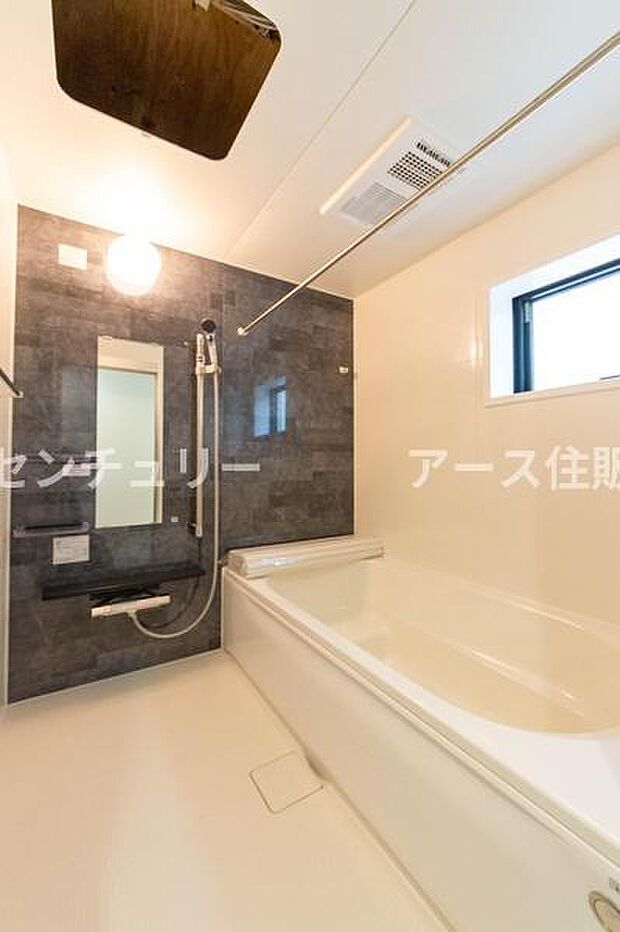 「広々バスルーム」白を基調とした清潔感のあるバスルームは是非足を延ばしてくつろいで欲しい空間。一日の疲れを癒し良質な睡眠にもつながります。