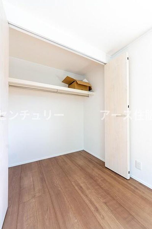 天井まで伸びる収納嬉しい収納力の高いクローゼット付き。天井付近までしっかりと収納ができる使い勝手の良いクローゼット。