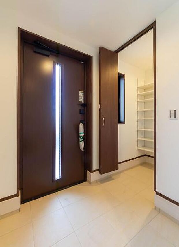 「おかえり」と「いってらっしゃい」を優しく包み込む、明るく広々とした玄関。家族の毎日が、ここから気持ちよく始まります。