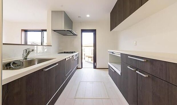 「広々ワイドサイズなシステムキッチン」せっかくのお料理空間。毎日の事だから広々システムキッチン。