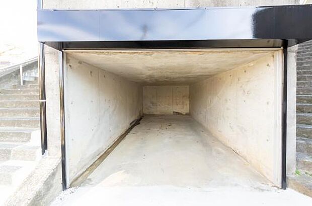 「駐車場1台可」雨風しのぐ嬉しい地下駐車場です。