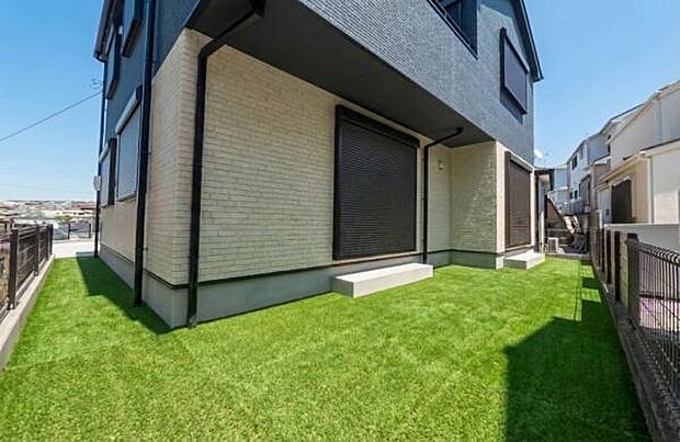 「憧れのガーデンライフ」美しい碧空とガーデンライフが可能な日々の暮らしを豊かに彩ります。(注)人工芝はCGで、イメージ画像です。実際には付いておりません。