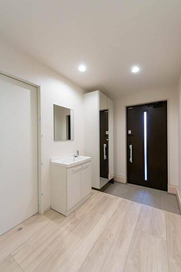 「おかえり」と「いってらっしゃい」を優しく包み込む、明るく広々とした玄関。家族の毎日が、ここから気持ちよく始まります。