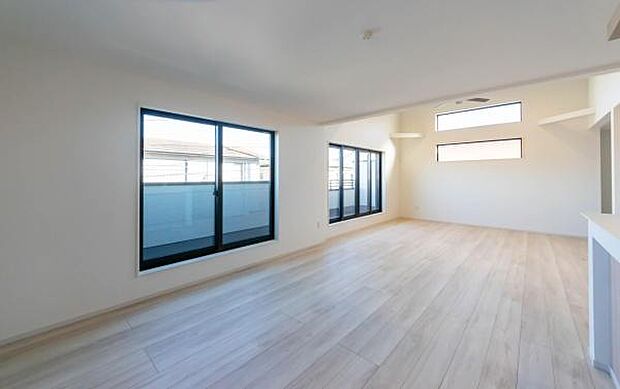 「明るく素敵な空間に」心地よい風が通り抜ける開放的なLDK。明るく清潔感あふれる空間で、心地よい毎日をお過ごしください。