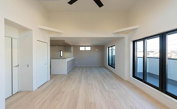 「明るく素敵な空間に」心地よい風が通り抜ける開放的なLDK。明るく清潔感あふれる空間で、心地よい毎日をお過ごしください。