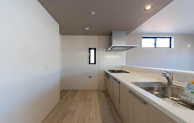 「広々ワイドサイズなシステムキッチン」せっかくのお料理空間。毎日の事だから広々システムキッチン。