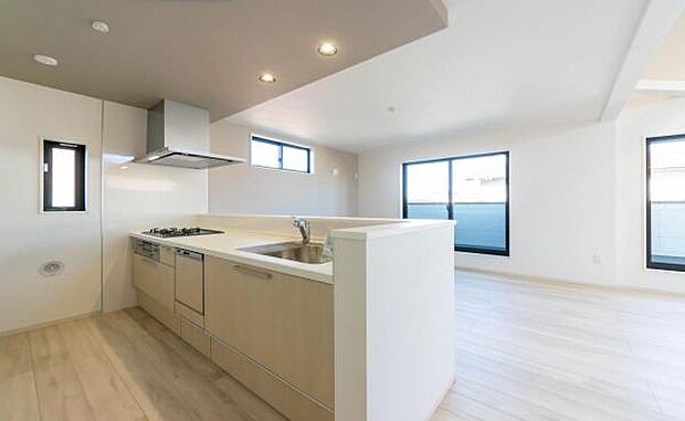 「全体を見渡せる安心感」家族の会話が弾む奥様に人気の高いカウンターキッチン、料理しながらお子様の様子の確認ができ移動しやすい広いキッチンスペースです。