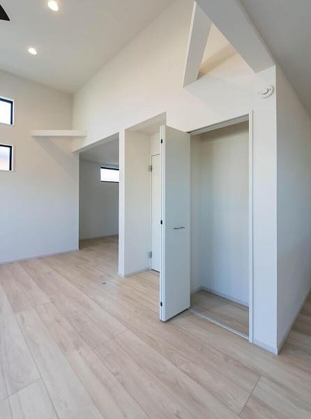 「リビング収納棚」あると嬉しいリビング収納。お掃除道具などの置き場に便利。