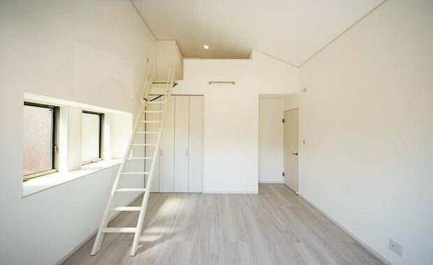 「陽の恵み」 爽やかな陽ざしを感じられる日当たりの良い洋室早起き爽やか、元気な一日に大切な陽の恵み。