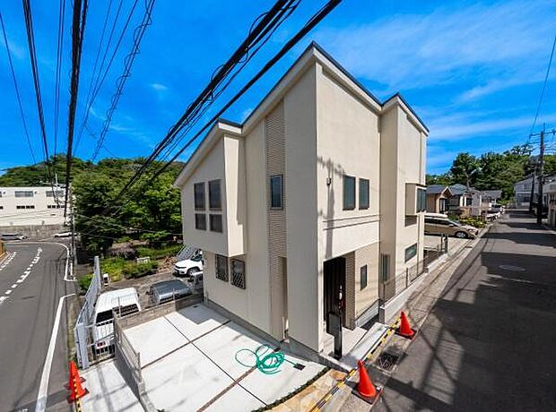 どの角度で眺めても、所有感が満たされる理想的で素敵な住まい。カースペース2台分。「良い家だね」と言われるときっと嬉しくなるはずです。