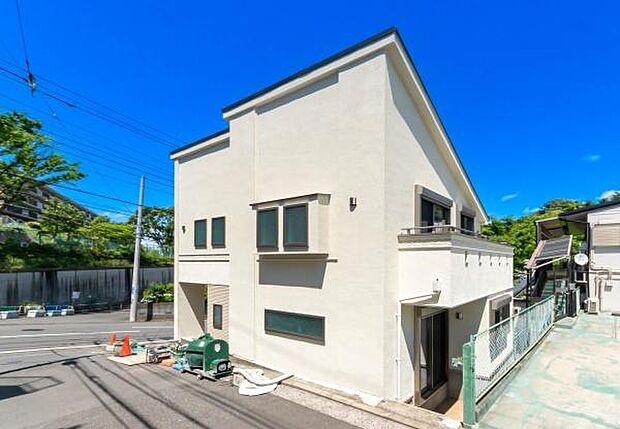 どの角度で眺めても、所有感が満たされる理想的で素敵な住まい。カースペース2台分。「良い家だね」と言われるときっと嬉しくなるはずです。