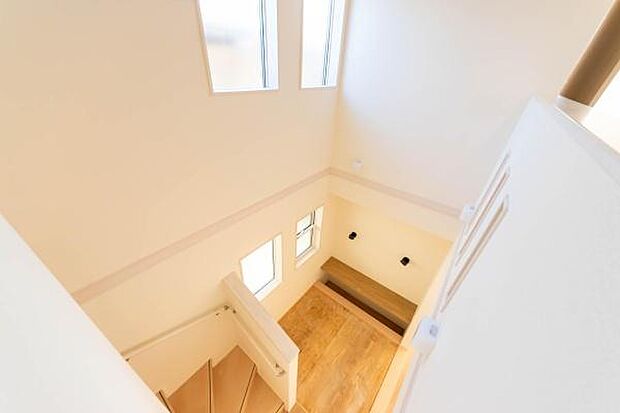 格別な空間を彩る玄関吹き抜け家に帰ると開放的な玄関に感動します。明るく開放的だから家全体が明るくなる。家族全員の家の入口だから拘りました