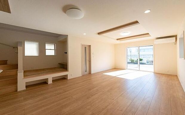 「家族が大好きなリビング」みんなが集まる広いリビング。みんなが大好きなリビングで家族団らん。みんなが集まるからこそ、一層の開放感を手にする素敵な住まい。