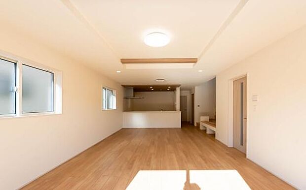 「家族が大好きなリビング」みんなが集まる広いリビング。みんなが大好きなリビングで家族団らん。みんなが集まるからこそ、一層の開放感を手にする素敵な住まい。