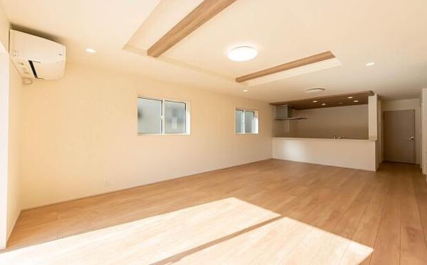 「上質な空間を」開放感と日当たりの良さに恵まれたリビング空間。上質な光は身体だけでなく心も温めてくれる。圧迫感のない空間を是非、ご堪能下さい。