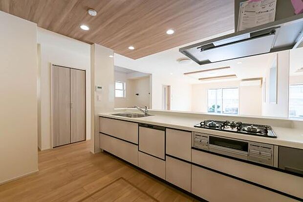 「全体を見渡せる安心感」家族の会話が弾む奥様に人気の高いカウンターキッチン、料理しながらお子様の様子の確認ができ移動しやすい広いキッチンスペースです。