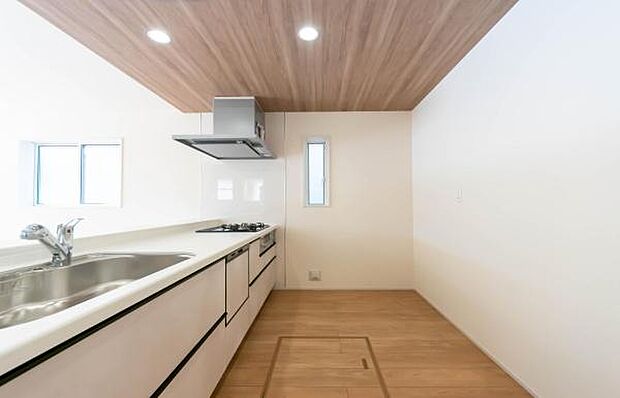 明るく清潔感あふれるシステムキッチン。LDKと繋がるカウンターで会話も弾みます。