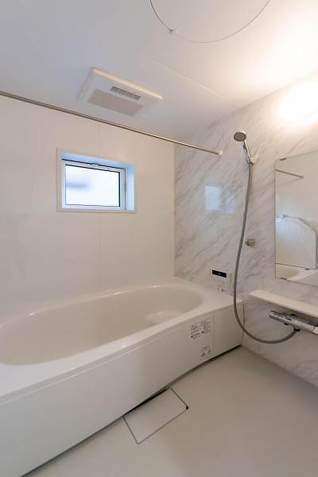 一日の疲れを癒す、シックなモノトーンの浴室。清潔感あふれる快適バスタイム。