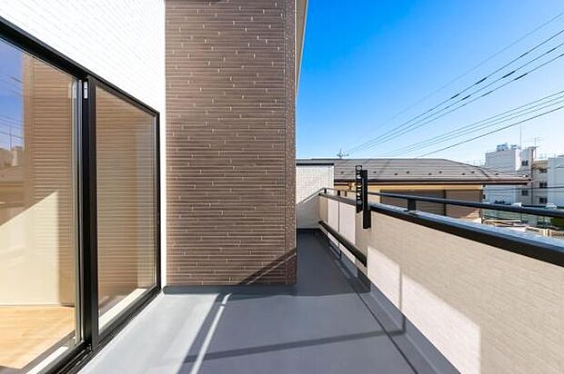 「清々しいバルコニー」広々としたバルコニーは陽当たりはもちろん、解放感や眺望も楽しめます。碧空を満喫し心が透きとおる。癒される心地よい空間。