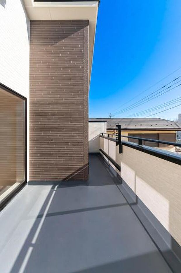 「清々しいバルコニー」広々としたバルコニーは陽当たりはもちろん、解放感や眺望も楽しめます。碧空を満喫し心が透きとおる。癒される心地よい空間。