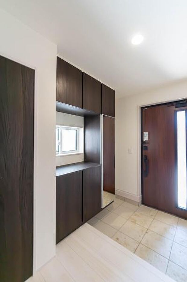 「おかえり」と「いってらっしゃい」を優しく包み込む、明るく広々とした玄関。家族の毎日が、ここから気持ちよく始まります。