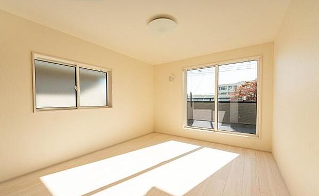 「上質な空間を」開放感と日当たりの良さに恵まれたリビング空間。上質な光は身体だけでなく心も温めてくれる。圧迫感のない空間を是非、ご堪能下さい。