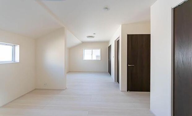 「上質な空間を」開放感と日当たりの良さに恵まれたリビング空間。上質な光は身体だけでなく心も温めてくれる。圧迫感のない空間を是非、ご堪能下さい。