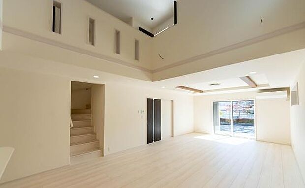 「上質な空間を」開放感と日当たりの良さに恵まれたリビング空間。上質な光は身体だけでなく心も温めてくれる。圧迫感のない空間を是非、ご堪能下さい。