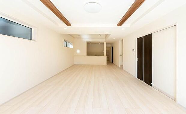 「家族が大好きなリビング」みんなが集まる広いリビング。みんなが大好きなリビングで家族団らん。みんなが集まるからこそ、一層の開放感を手にする素敵な住まい。