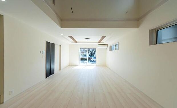 「上質な空間を」開放感と日当たりの良さに恵まれたリビング空間。上質な光は身体だけでなく心も温めてくれる。圧迫感のない空間を是非、ご堪能下さい。