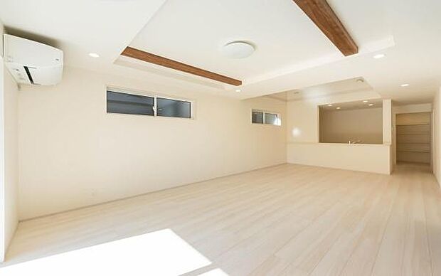 「家族が大好きなリビング」みんなが集まる広いリビング。みんなが大好きなリビングで家族団らん。みんなが集まるからこそ、一層の開放感を手にする素敵な住まい。