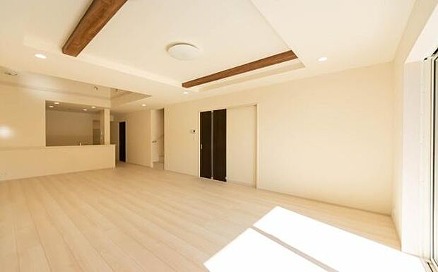 「上質な空間を」開放感と日当たりの良さに恵まれたリビング空間。上質な光は身体だけでなく心も温めてくれる。圧迫感のない空間を是非、ご堪能下さい。