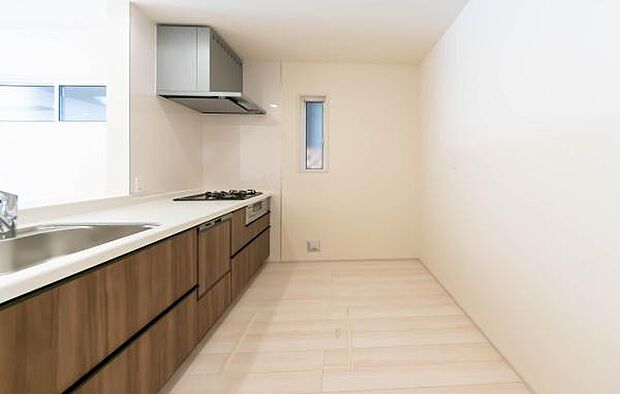 「全体を見渡せる安心感」家族の会話が弾む奥様に人気の高いカウンターキッチン、料理しながらお子様の様子の確認ができ移動しやすい広いキッチンスペースです。